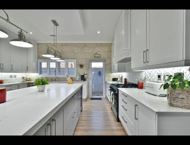 5 BEDROOM HOUSE FOR SALE IN EYE OF AFRICA